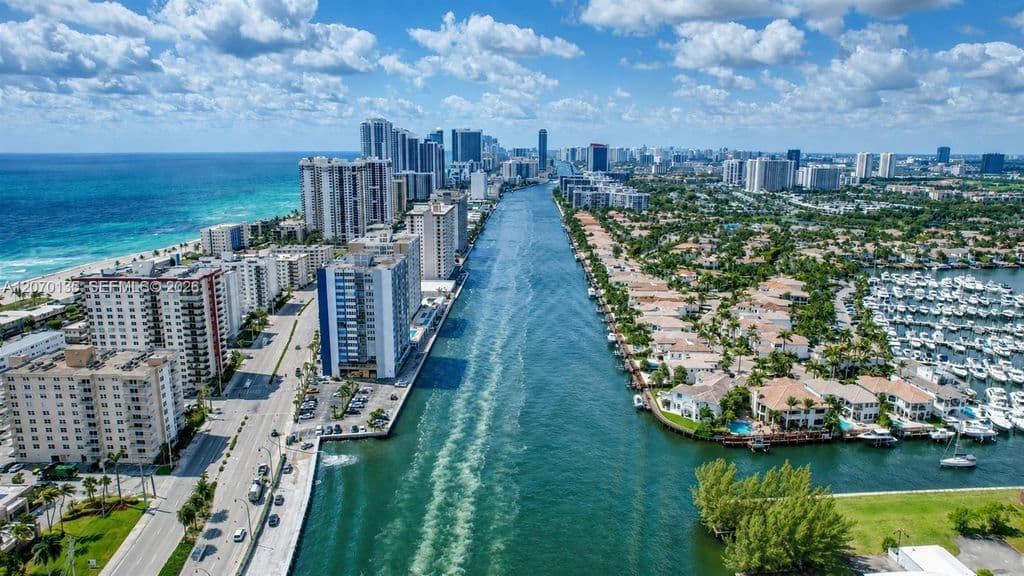 1+1 Condo — 1400 S Ocean Dr APT 205