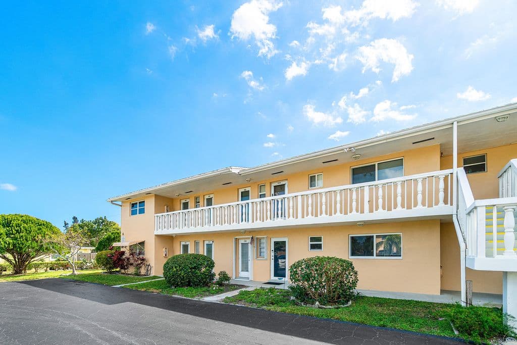2+1 Condo — 108 NE 20TH Avenue NE #201