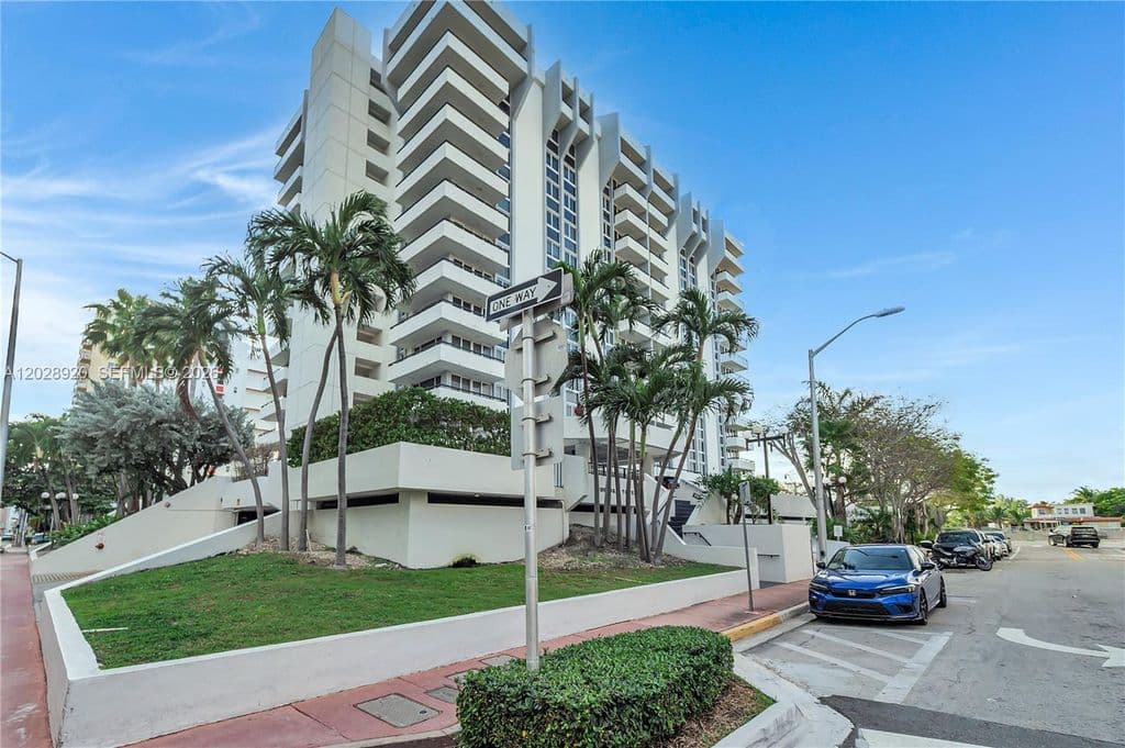 2-bedroom Condo — 3200 Collins Ave APT 128