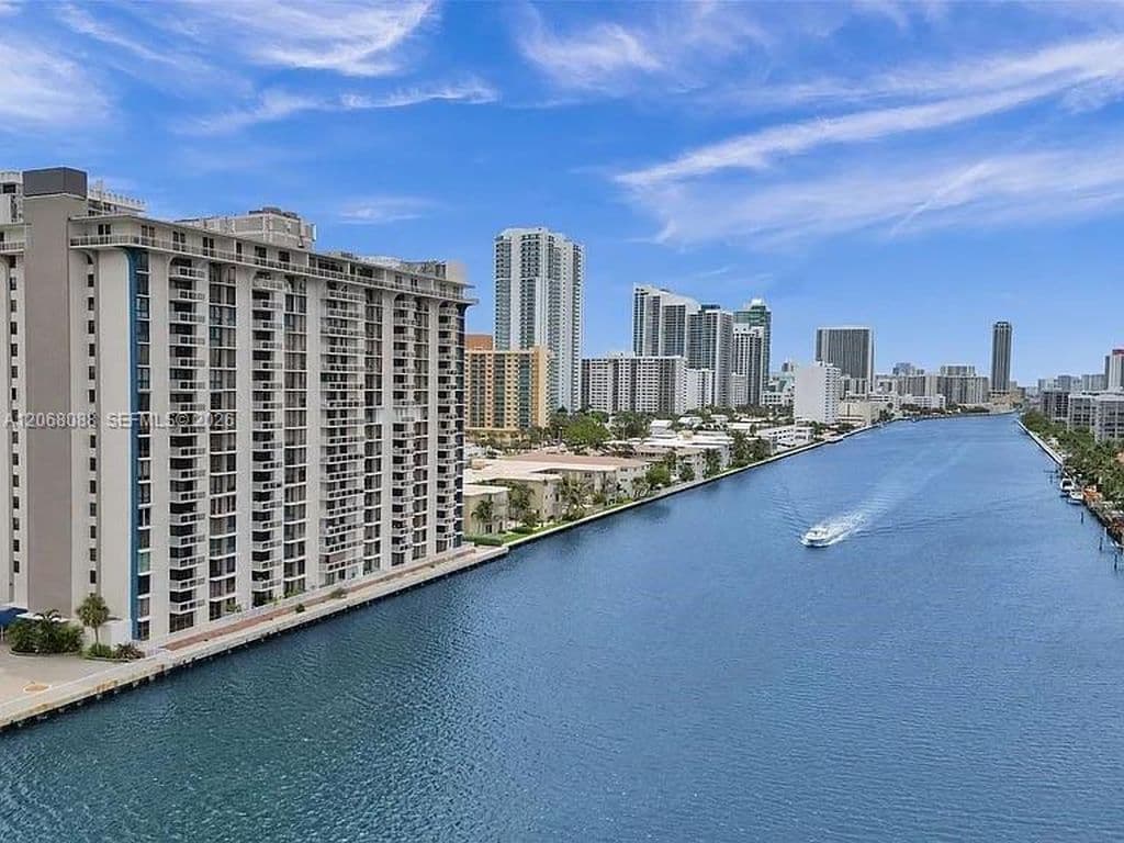 2+1 Condo — 1600 S Ocean Dr APT 14F