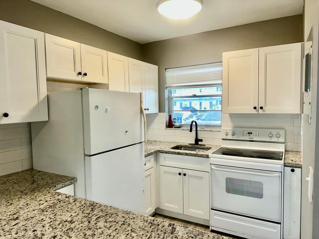1+1 Condo — 1113 LAKE Terrace #107