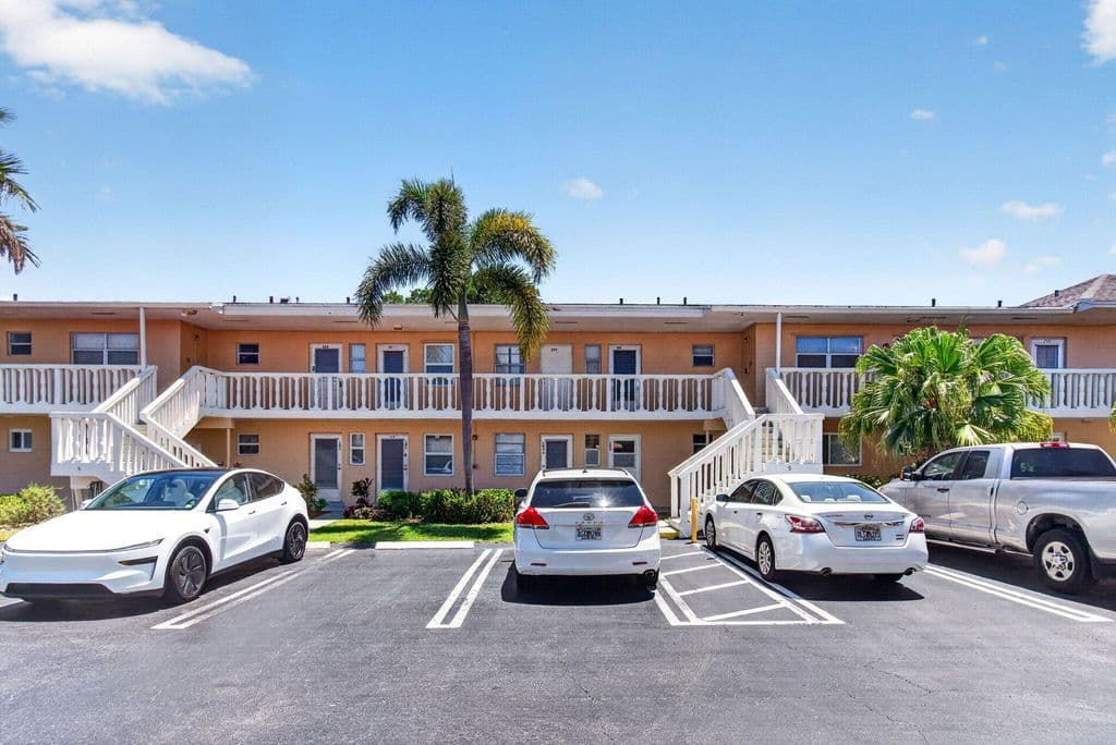 1+1 Condo — 2101 NE 1st Court #204