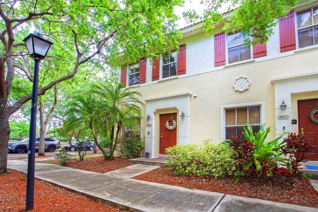 2+1 Mülk — 2615 SW 100th Ave #2615