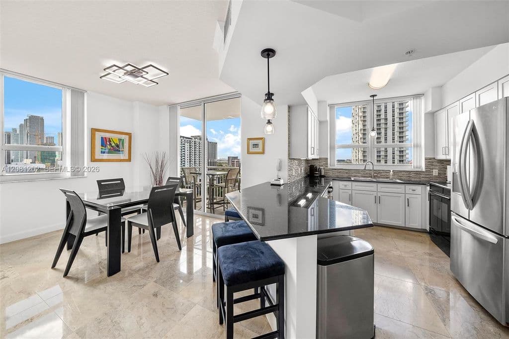 3-bedroom Property — 2000 N Bayshore Dr APT 1502