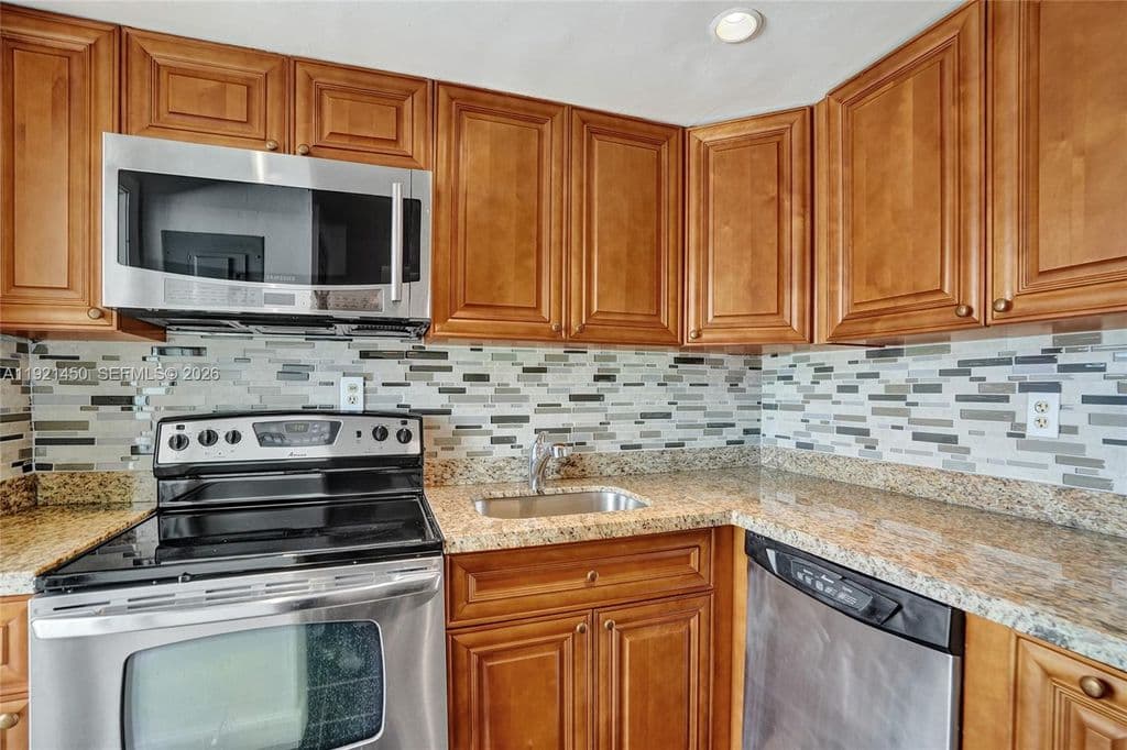 2-bedroom Condo — 1535 SE 15th St APT 208