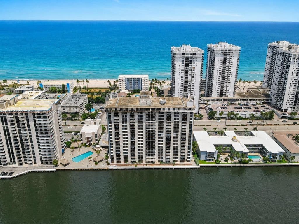 2+1 Condo — 1600 S Ocean Dr APT 18B
