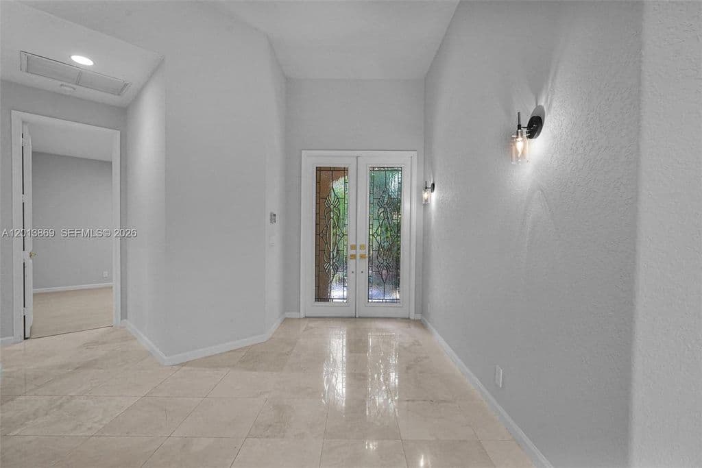 4-bedroom Single-Family Home — 2456 Bay Isle Ct