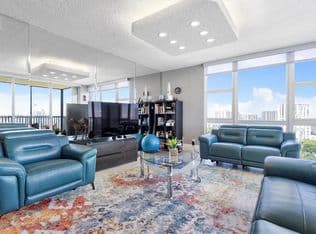 2+1 Condo — 20379 W Country Club Dr APT 1933, Aventura, 33180