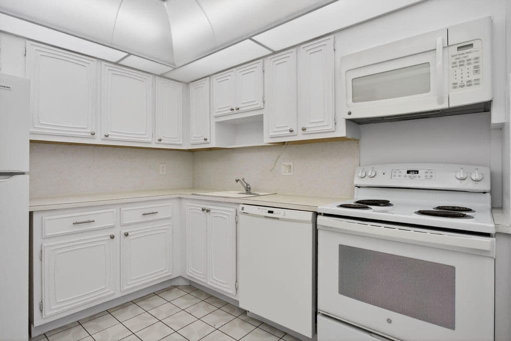 2-bedroom Condo — 2651 S Palm Aire Drive #302