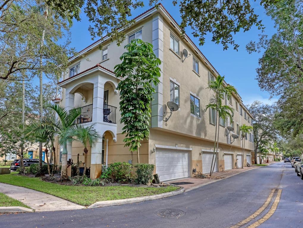 3-bedroom Property — 2850 S Oasis Drive