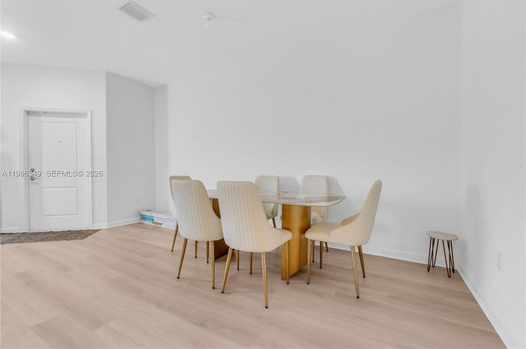 3+1 Mülk — 21068 NE 8th Ave