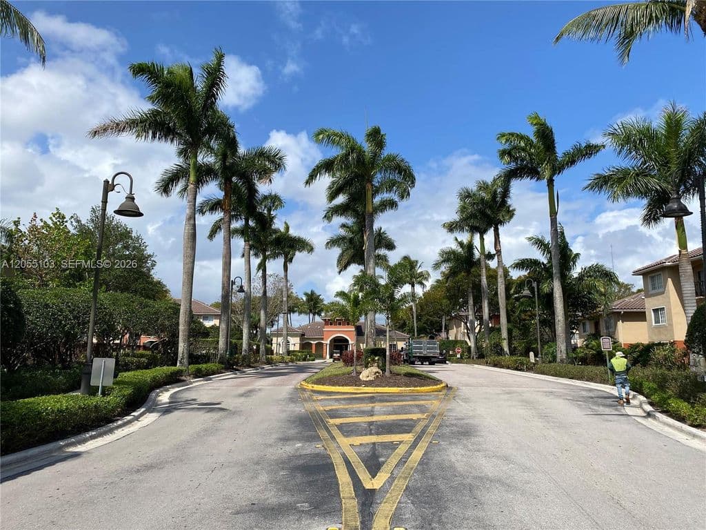 2-bedroom Condo — 4177 N Haverhill Rd APT 808