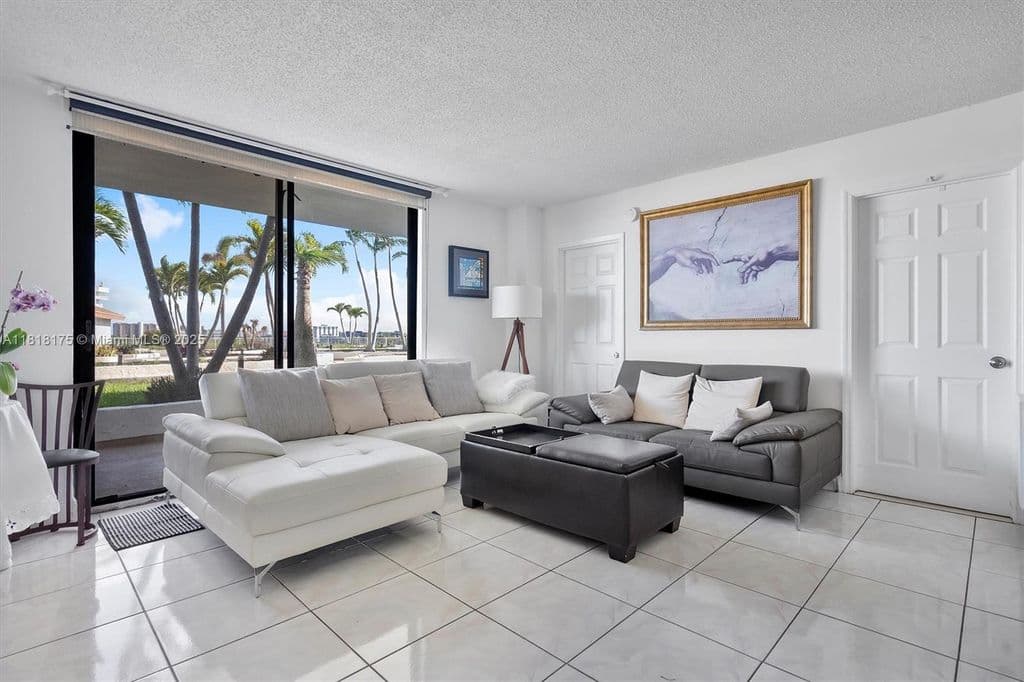 2+1 Condo — 13499 Biscayne Blvd APT 406