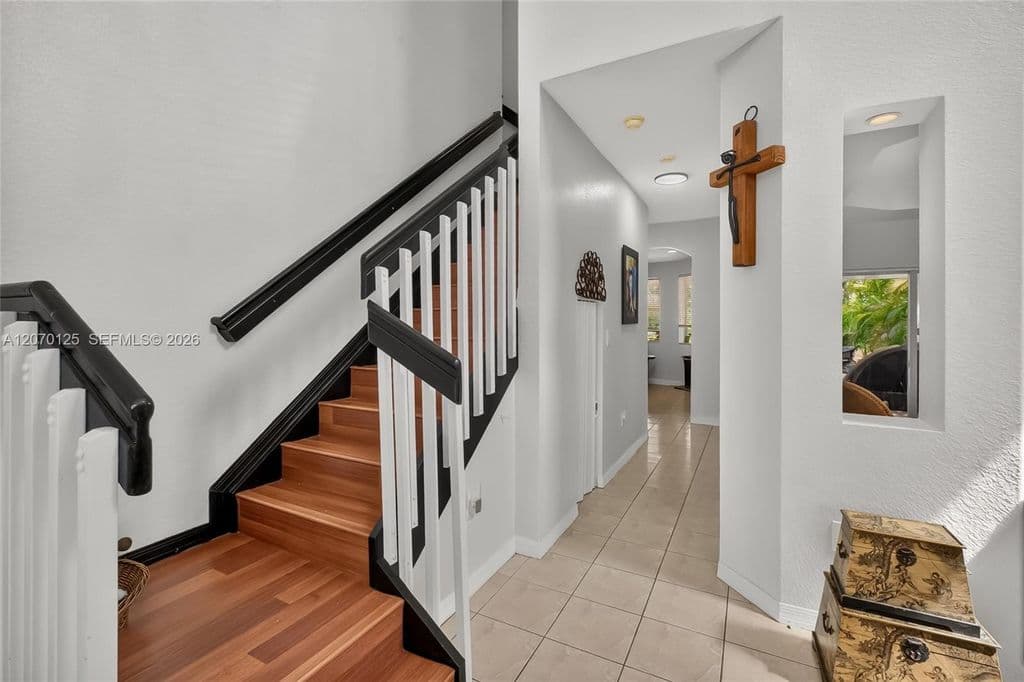 5-bedroom Single-Family Home — 15809 SW 65th Ter