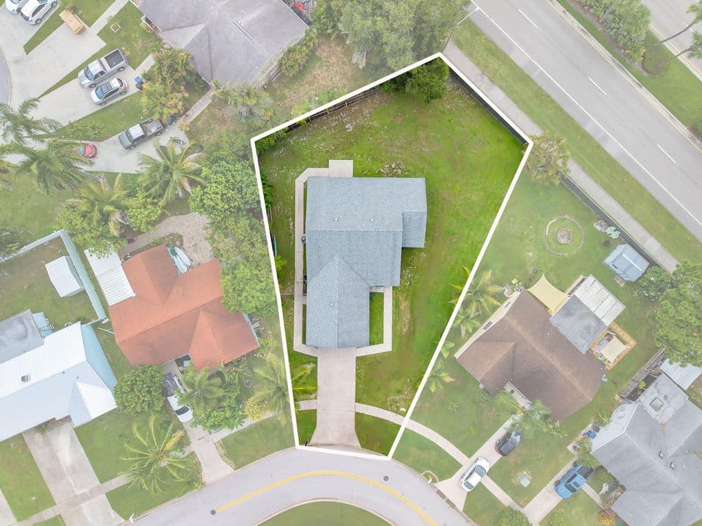 2-bedroom Single-Family Home — 119 Lakeside Circle