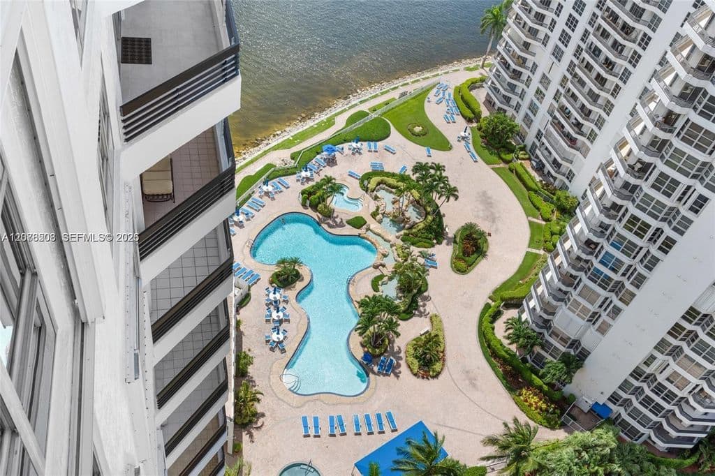 2+1 Condo — 19195 NE 36th Ct APT 2502
