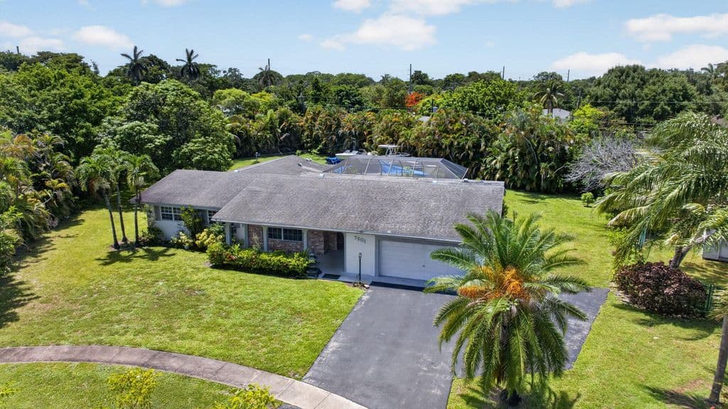 4+1 Müstakil ev — 7501 NW 6th Street