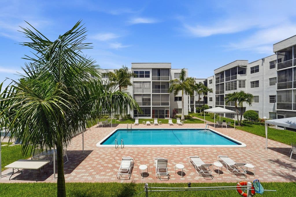 2+1 Condo — 3000 E SUNRISE LAKES Drive E #223
