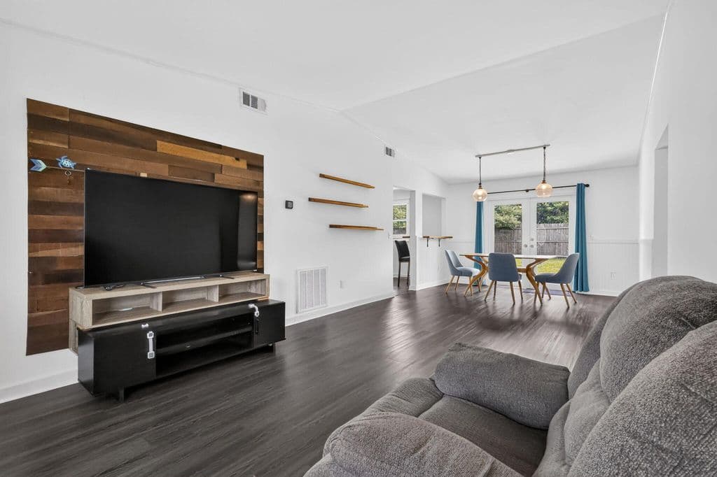 2-bedroom Single-Family Home — 5258 Canal Circle W
