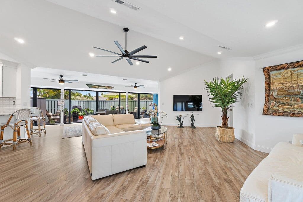 3-bedroom Property — 1127 E Seminole Avenue #24b
