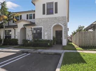 4-bedroom Townhouse — 12960 SW 233rd Ter, Homestead, 33032