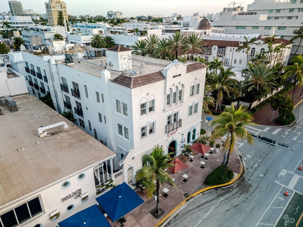 1+1 Condo — 1060 Ocean Dr #D204