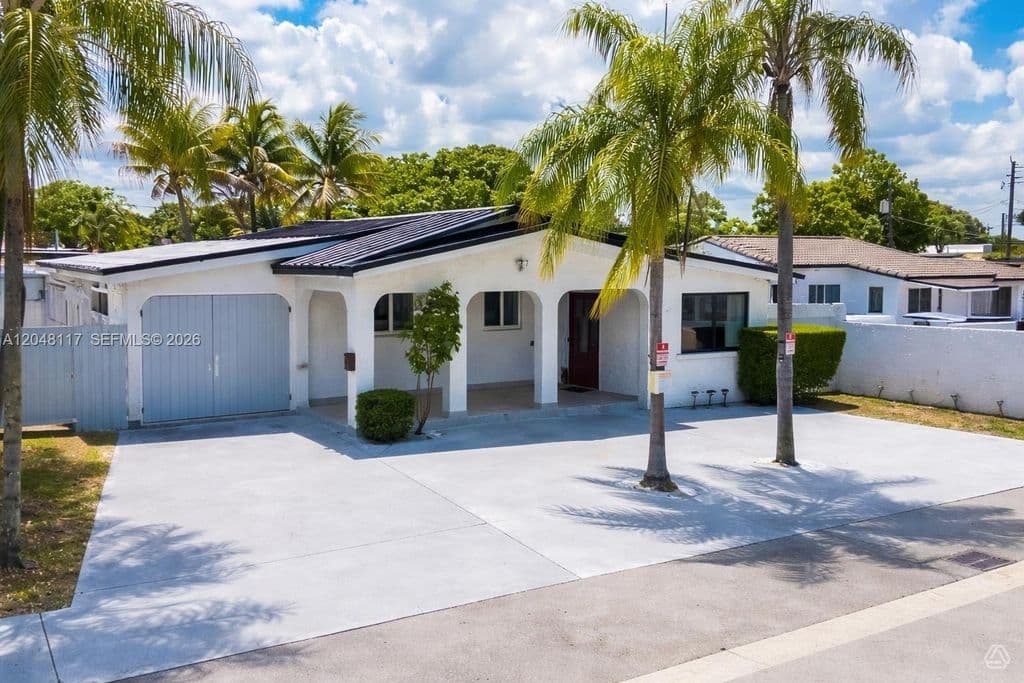 5-bedroom Single-Family Home — 114 SW 57th Ct