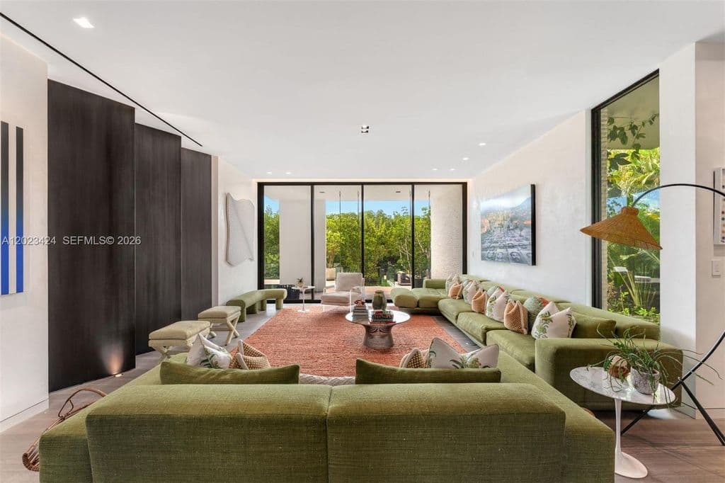 5-bedroom Single-Family Home — 132 Paloma Dr
