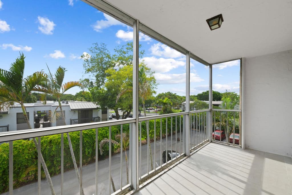 3+1 Condo — 483 N Pine Island Road #C304