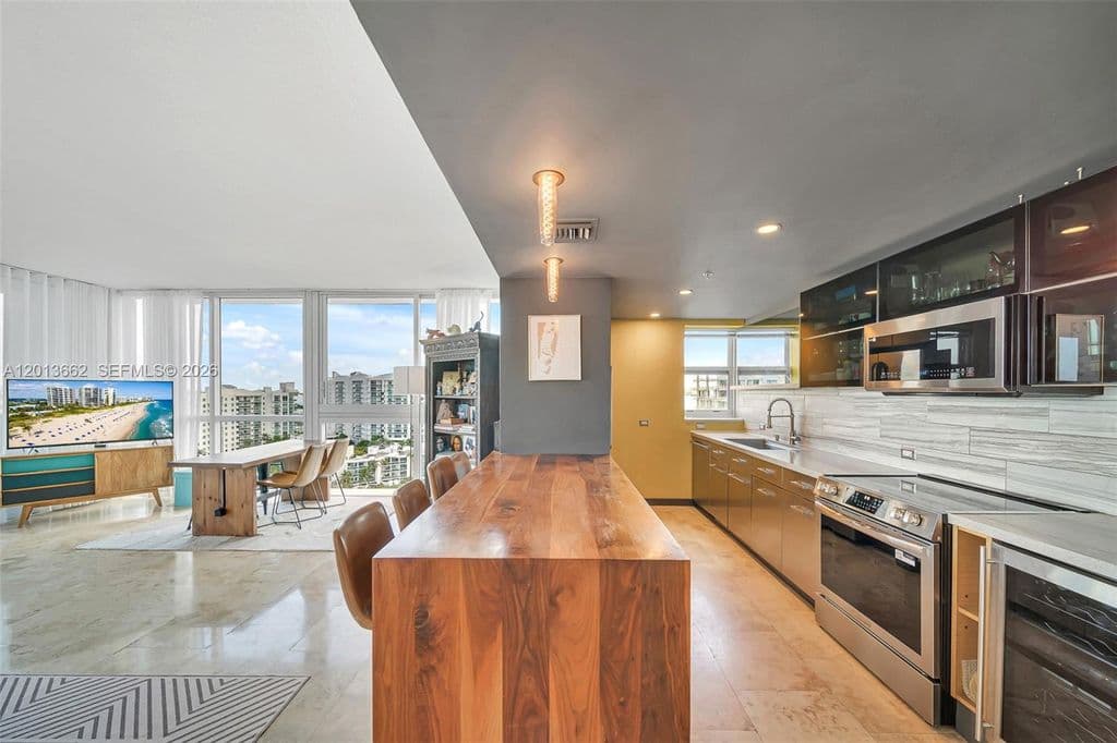 3-bedroom Condo — 7929 West Dr APT 1501