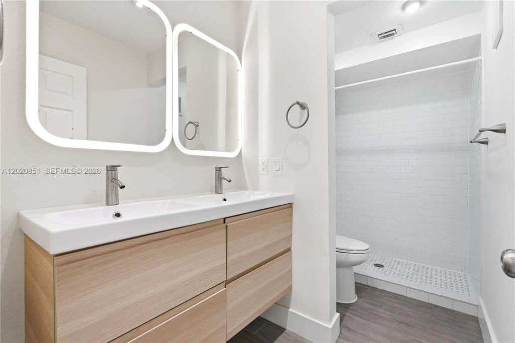 2+1 Condo — 1200 Mariposa Ave APT E104