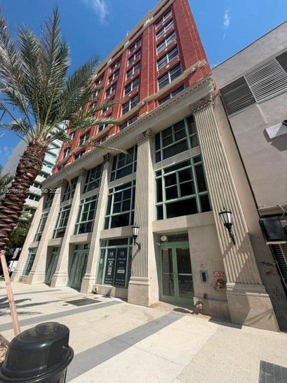 1+1 Condo — 111 E Flagler St APT 406