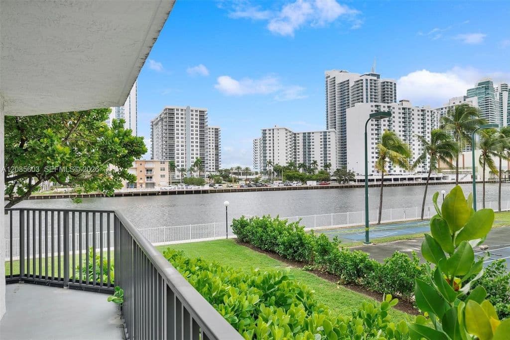 2+1 Condo — 1000 Parkview Dr APT 220