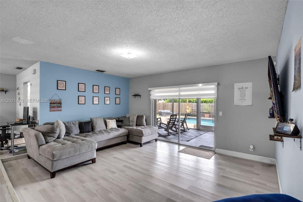 3+1 Müstakil ev — 850 NW 79th Ave