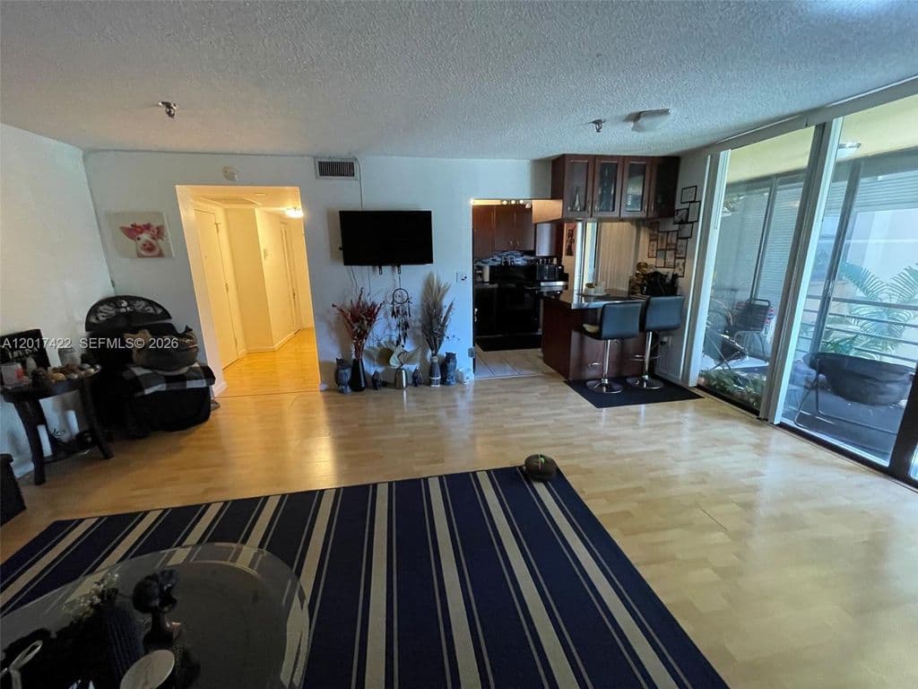 1+1 Condo — 671 NE 195th St APT 207