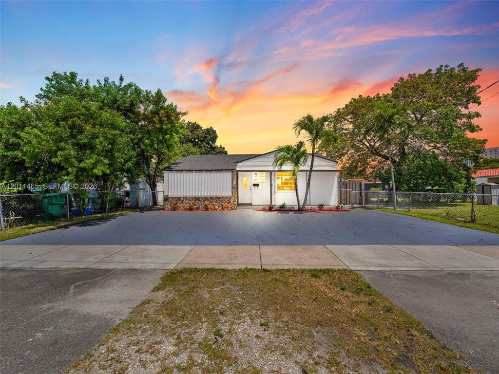 5+1 Müstakil ev — 521 SW 64th Ct