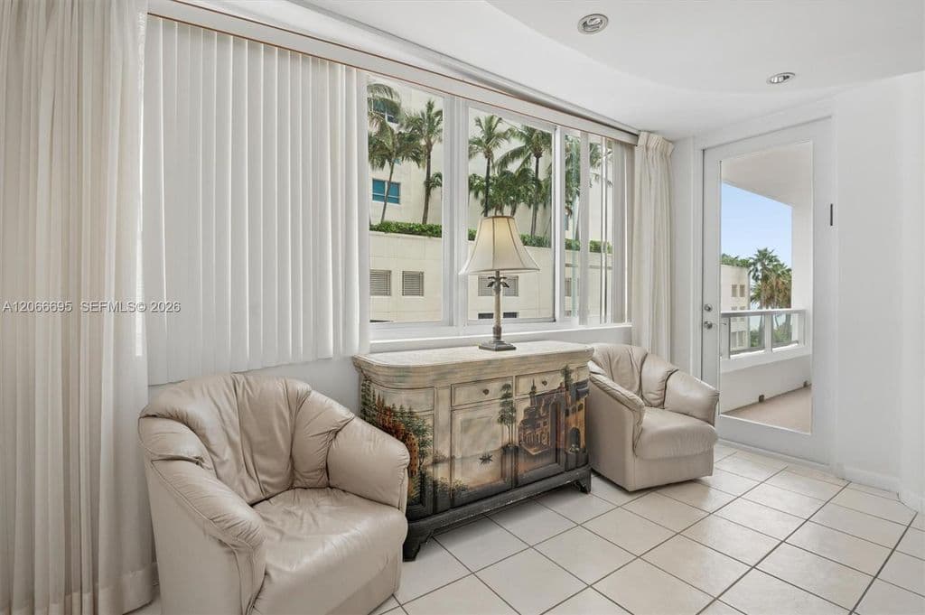 2-bedroom Property — 5005 Collins Ave APT 424