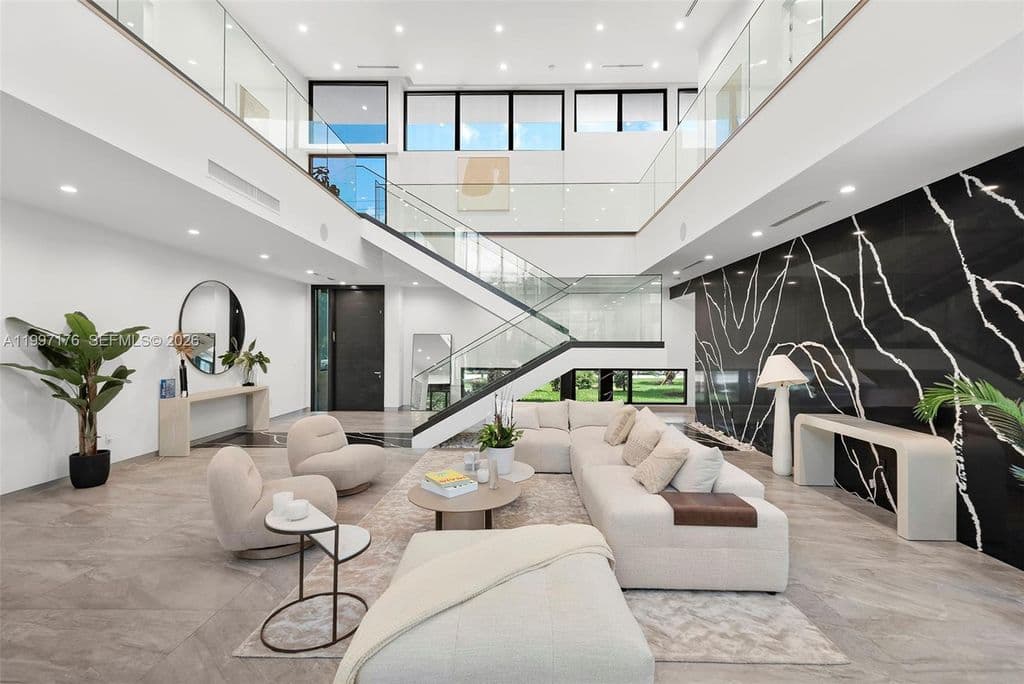 6-bedroom Single-Family Home — 521 Holiday Dr