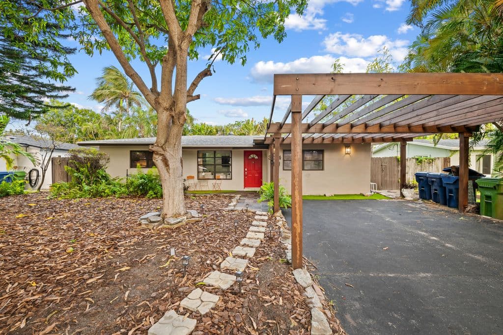 6-bedroom Single-Family Home — 3024 NE 2nd Terrace
