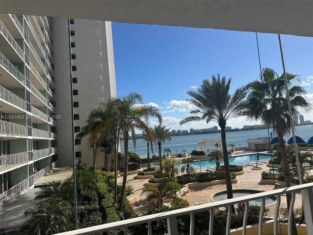2-bedroom Condo — 7601 E Treasure Dr APT 610