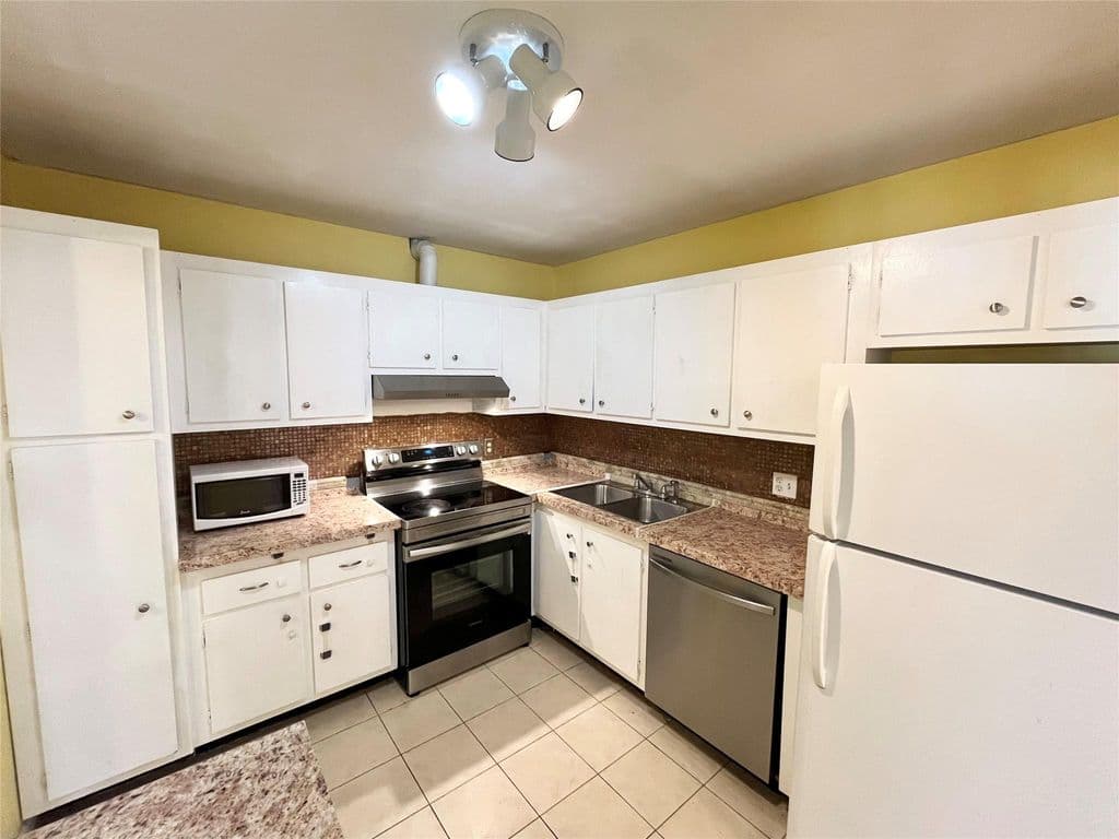 2-bedroom Condo — 700 SE 2nd Avenue #416