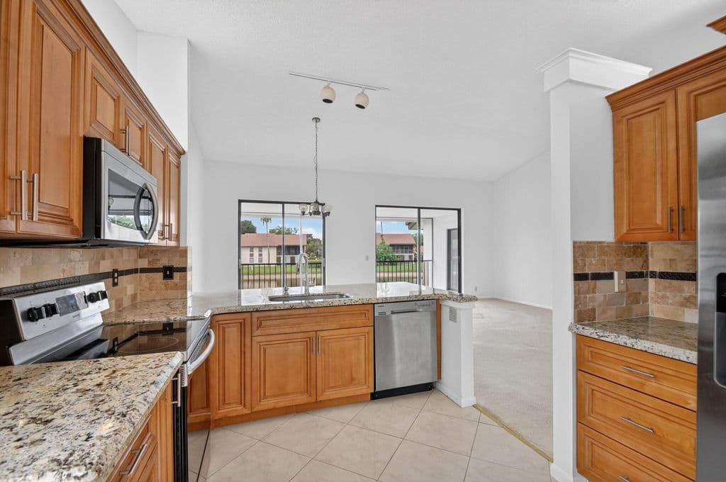 3+1 Condo — 10231 N Circle Lake Drive #201