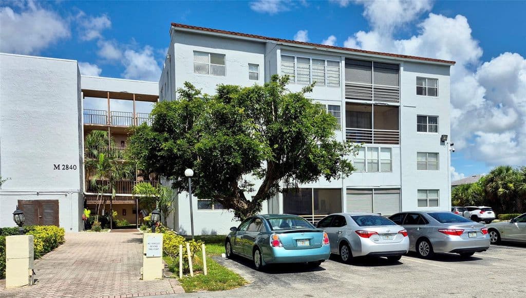 2-bedroom Condo — 2840 Somerset Drive #208m