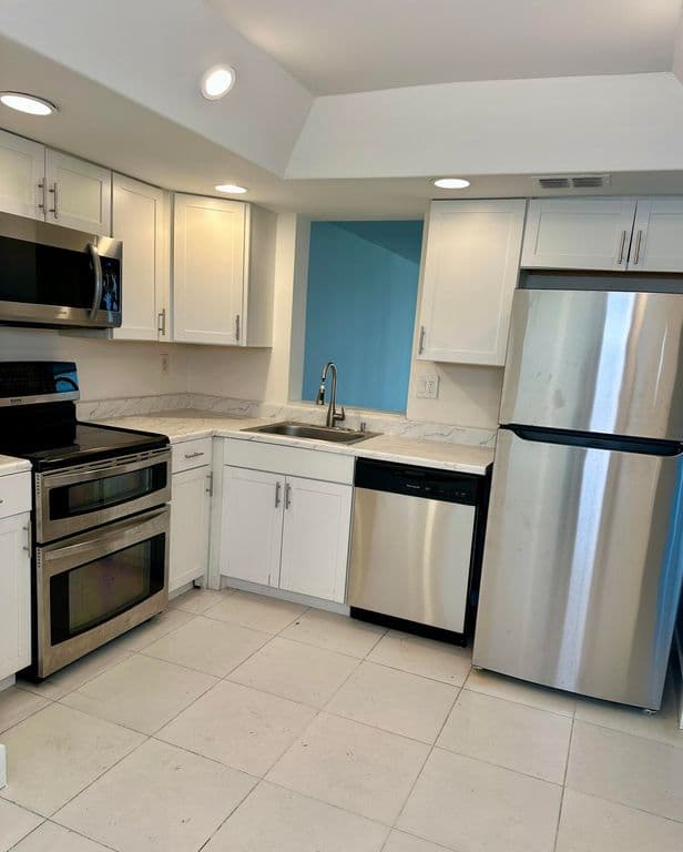 2+1 Condo — 7664 NW 18TH Street #208