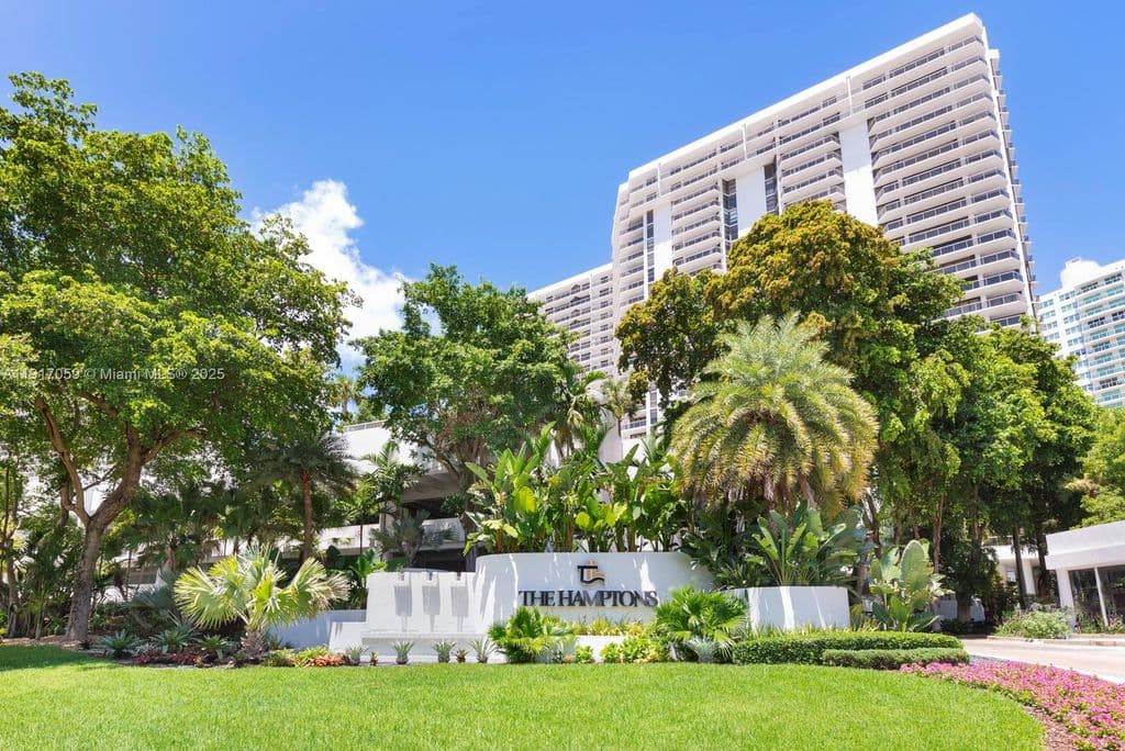 2+1 Condo — 20281 E Country Club Dr APT 1009