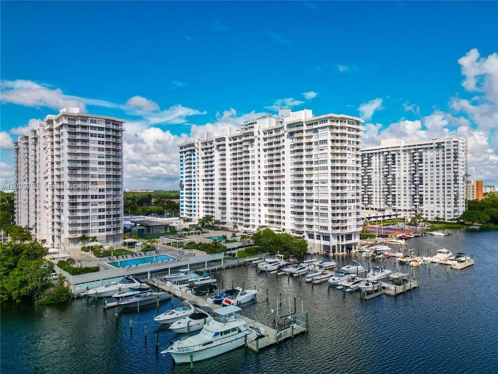 2+1 Condo — 18011 Biscayne Blvd APT 902