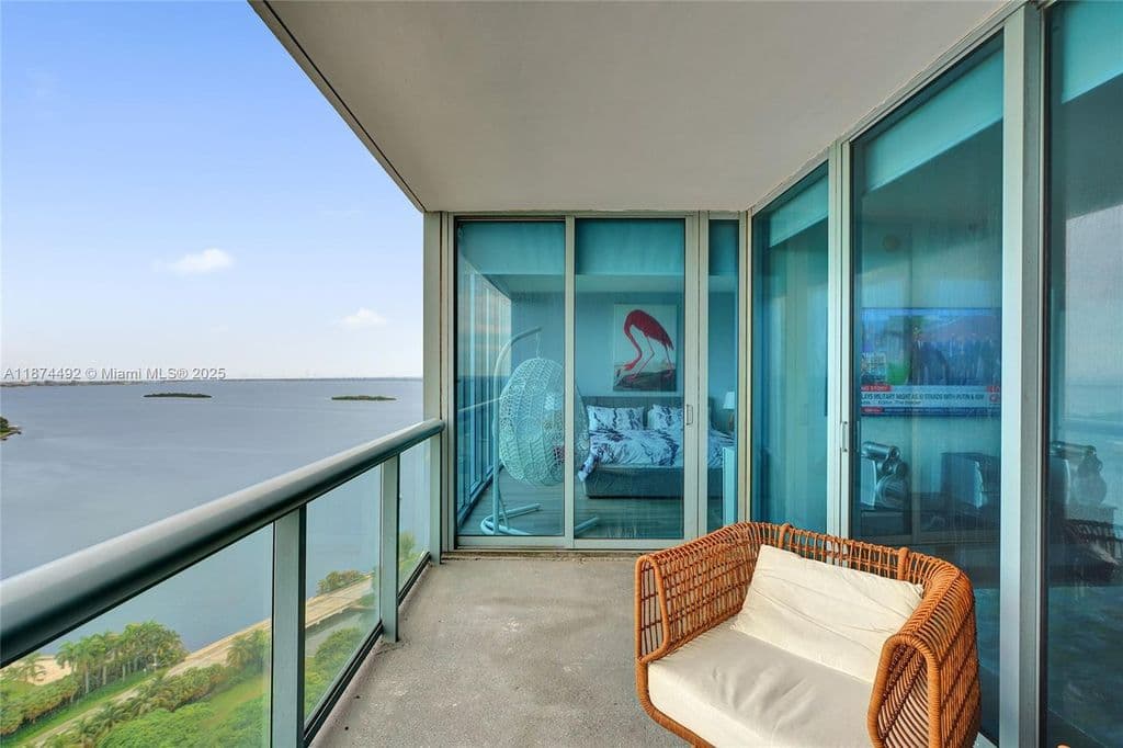 2+1 Condo — 601 NE 36th St APT 2703