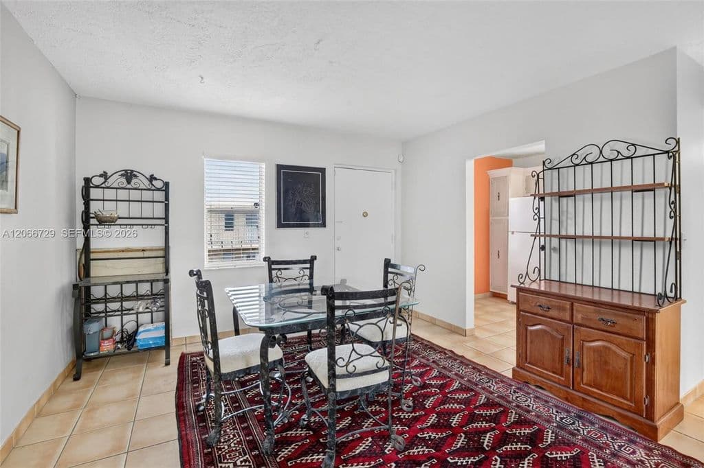 1+1 Condo — 2811 Somerset Dr APT 405