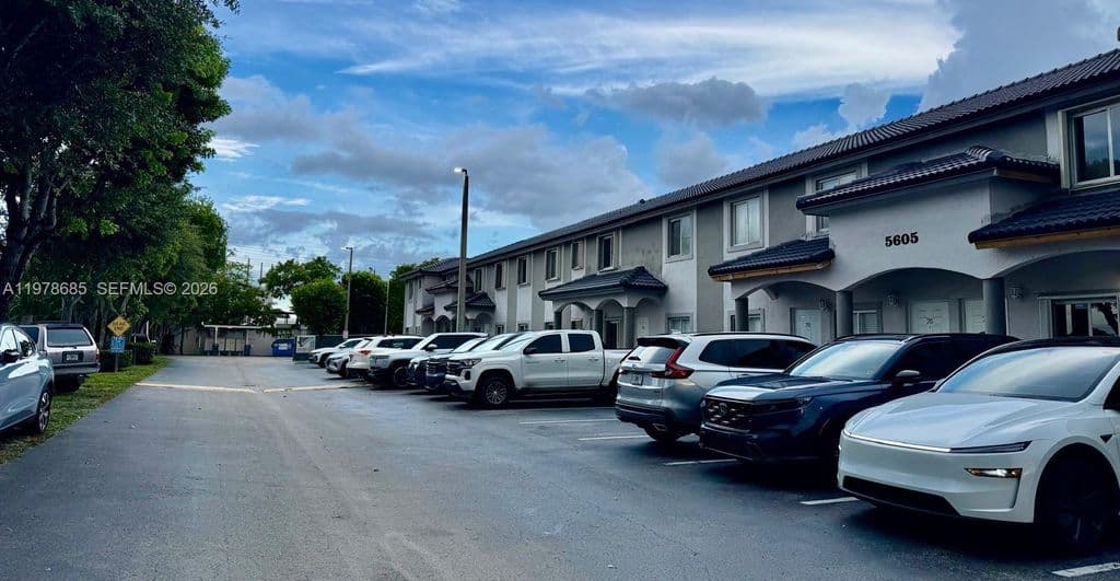 3-bedroom Property — 5605 NW 109th Ave APT 76