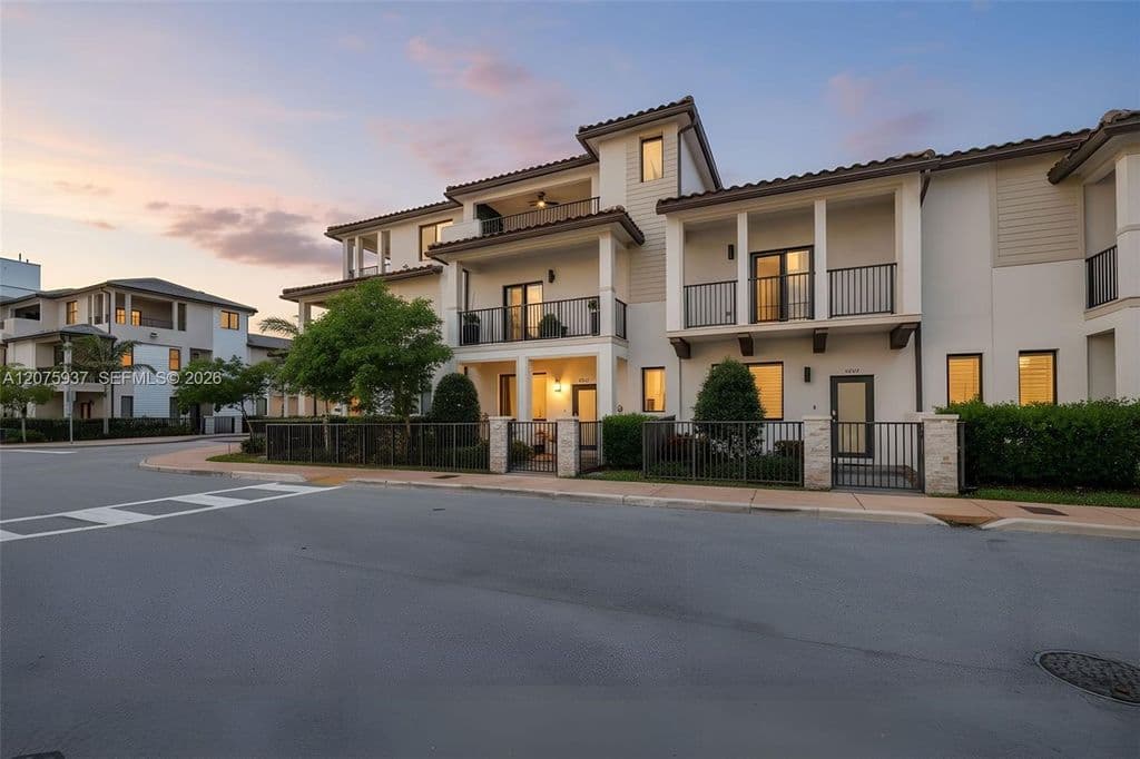 3+1 Mülk — 4256 NW 83rd Ave